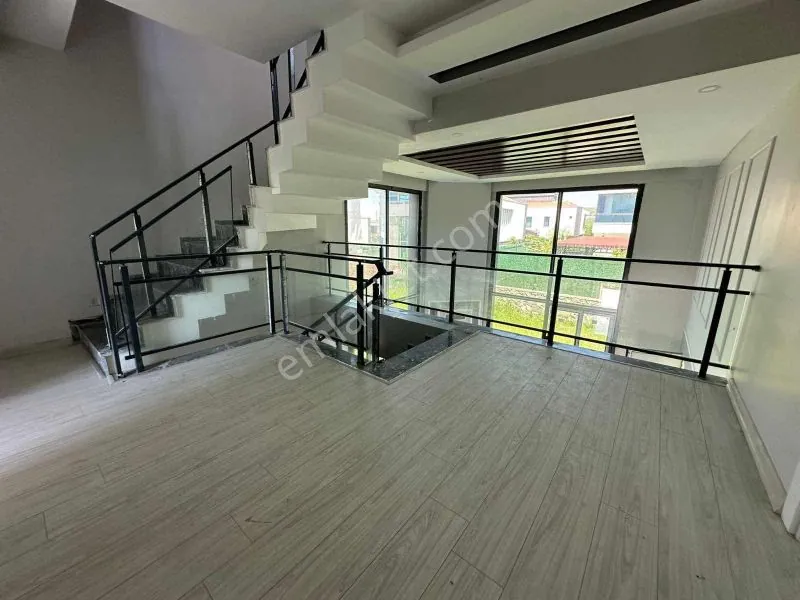 Milano Villalarında 5.5+1 Tripleks Villa
