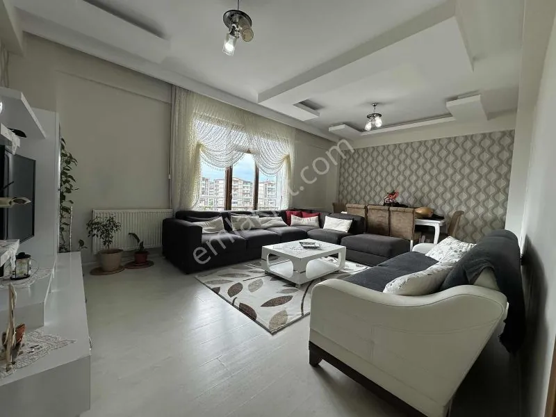 Bağcılarda Siverek Caddesine Yakın Önü Açık Masrafsız Geniş 3+1