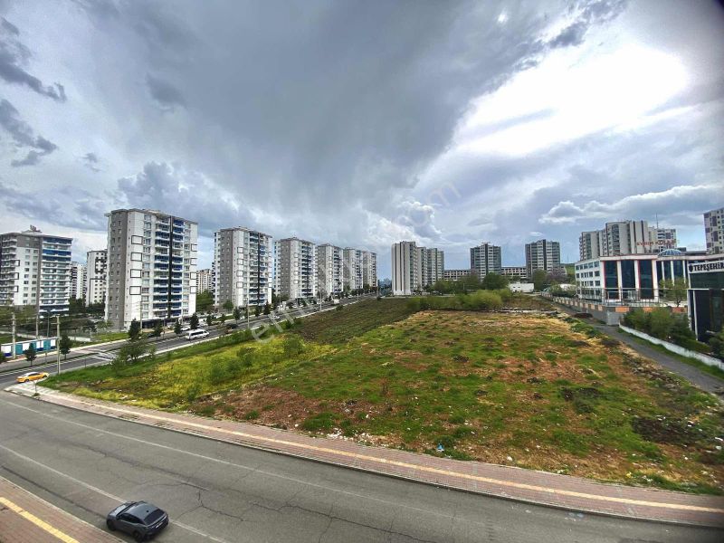 Bulutbey Rönesans'ta Manzaralı 4.5+1 Ara Kat Daire