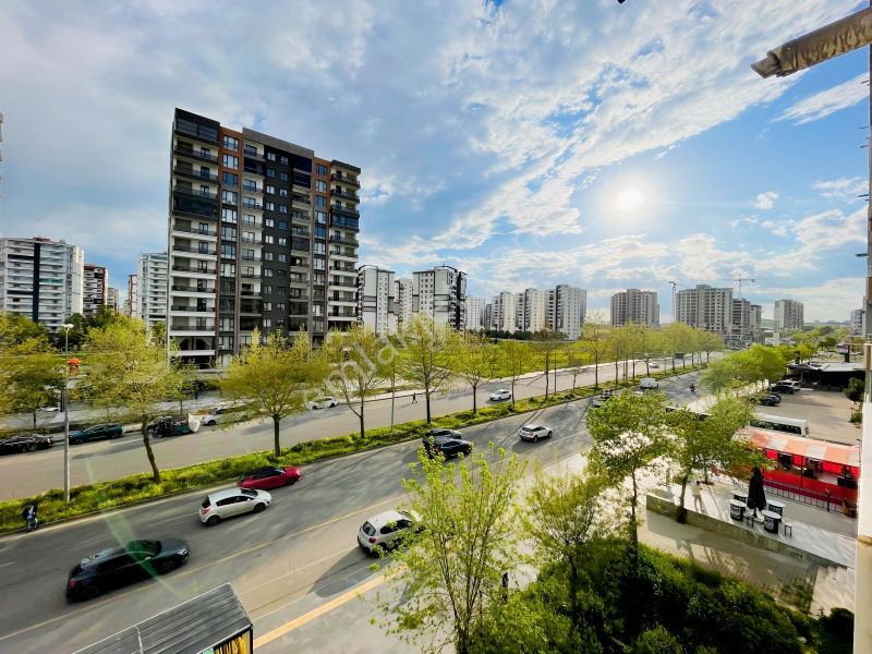 Diclekent'te Ana Cadde Üzeri Geniş 4+1 Daire