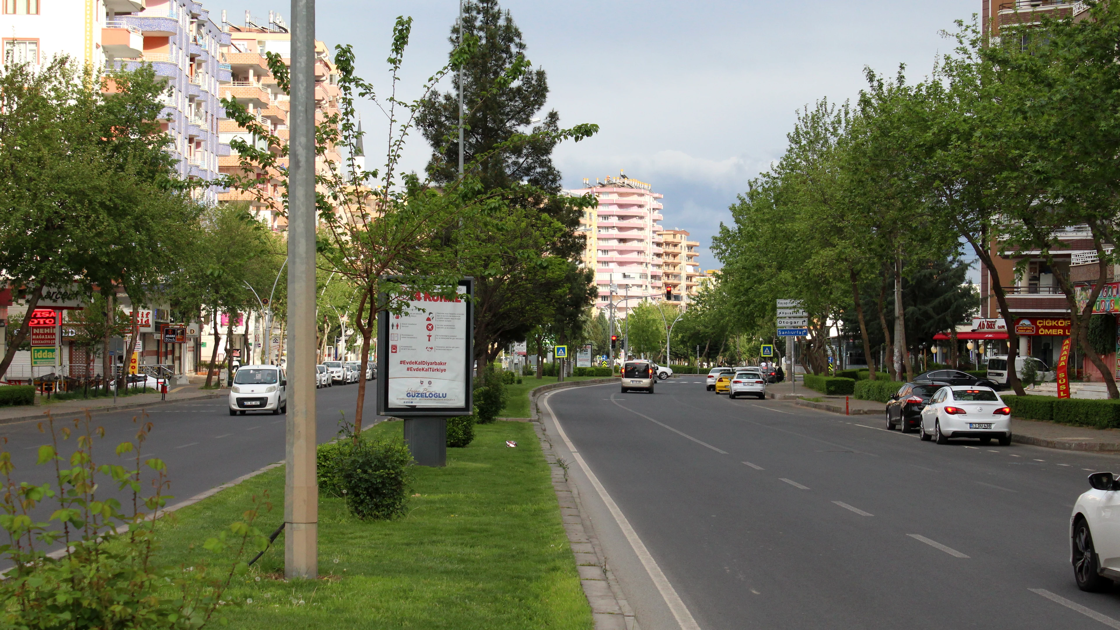 Kayapınar Diclekent Bulvarı — modern konutlar ve geniş bulvar